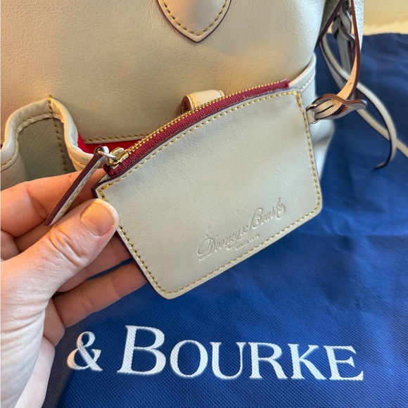 Dooney & Bourke Cream leather Shoulder Bag with Red interior - Picture 2 of 16